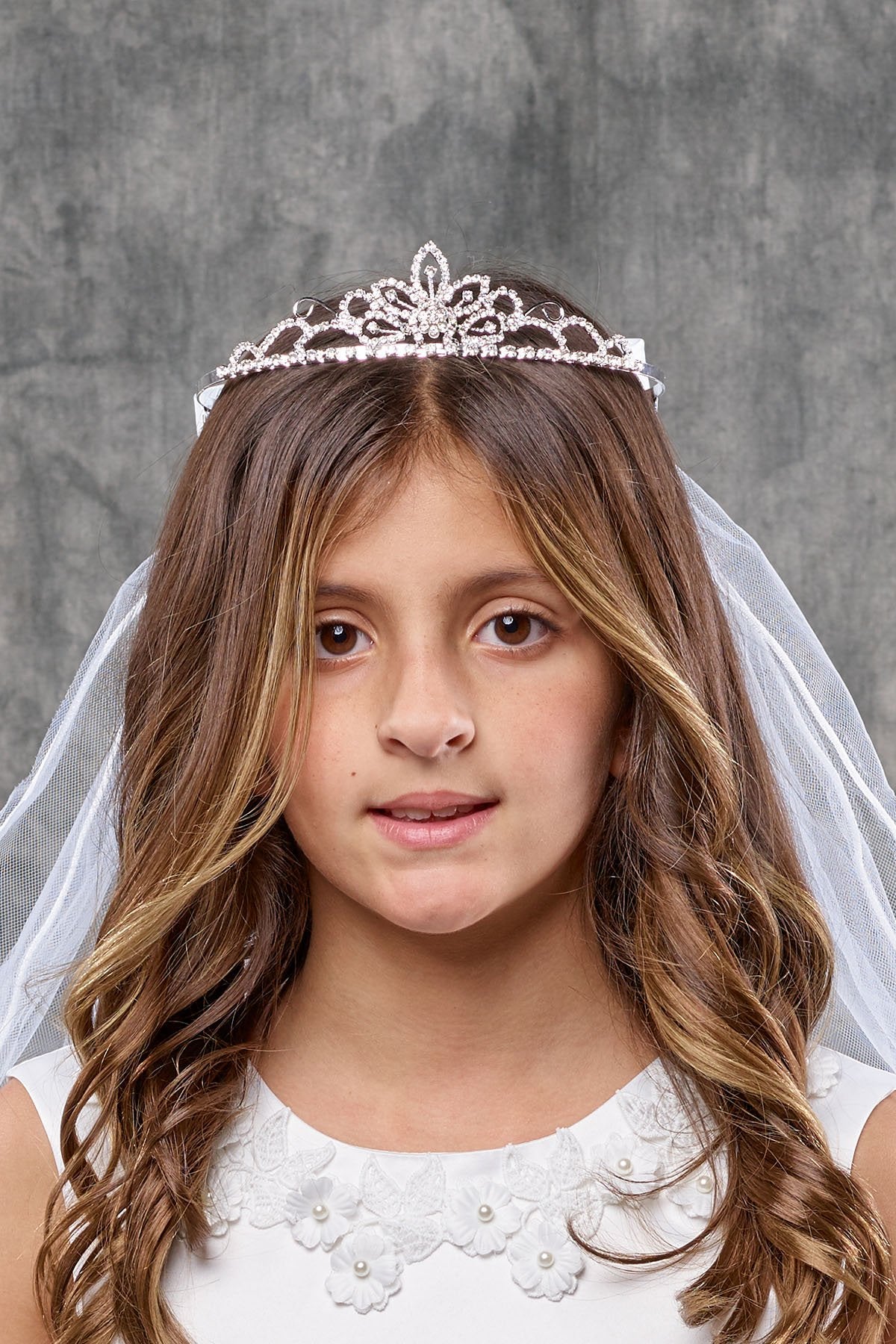 http://kidsdreamus.com/cdn/shop/products/accessories-princess-crown-veil-1.jpg?v=1634764335