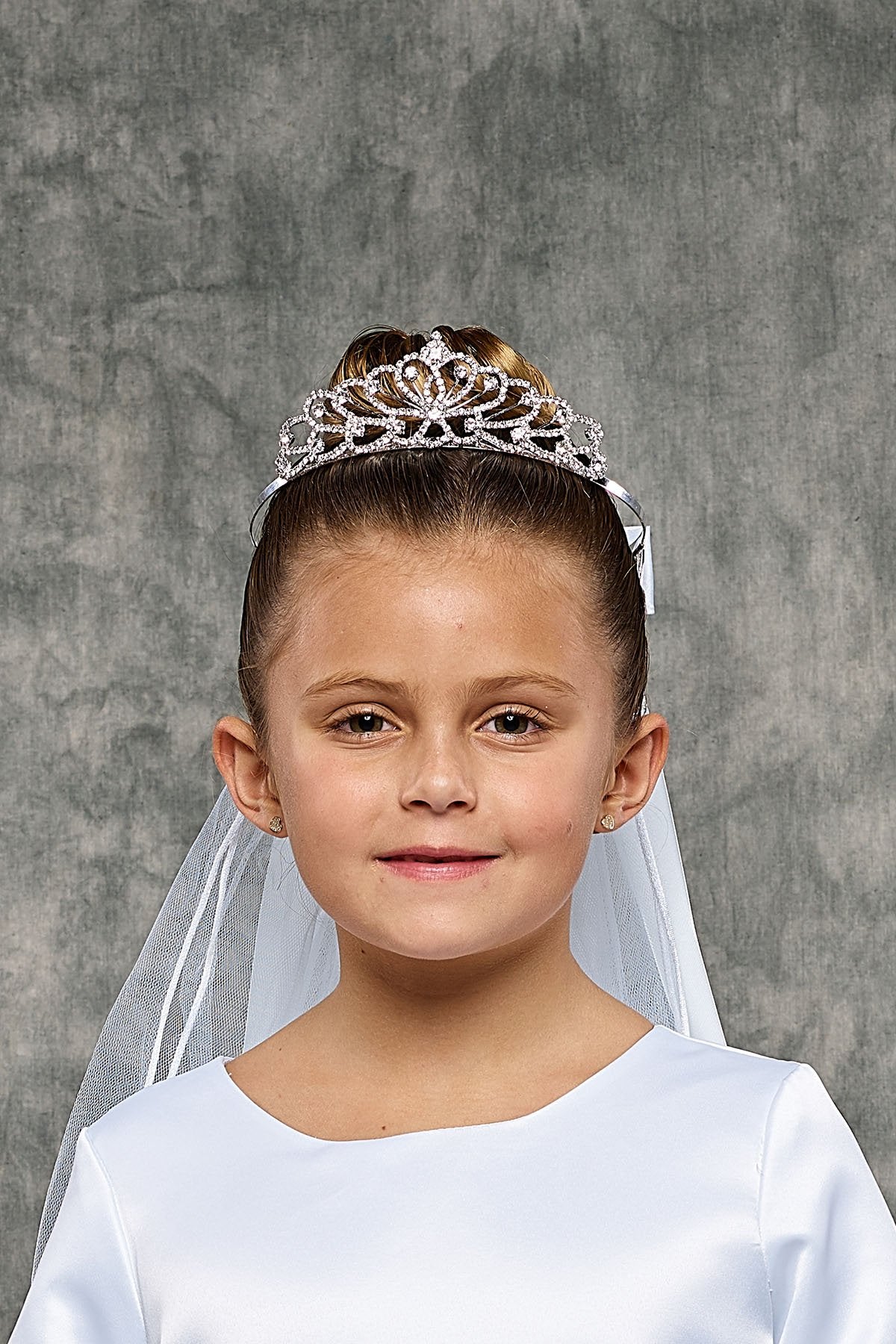 http://kidsdreamus.com/cdn/shop/products/accessories-princess-crown-veil-1_b777252c-e6fb-4b38-aced-fef28c86216d.jpg?v=1634764346