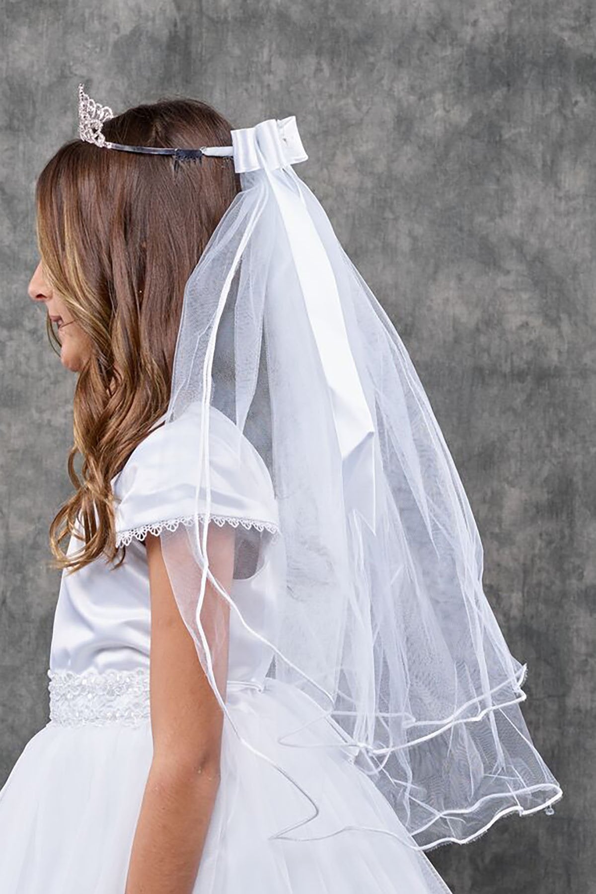 https://kidsdreamus.com/cdn/shop/products/accessories-princess-crown-veil-3.jpg?v=1634764340&width=1445